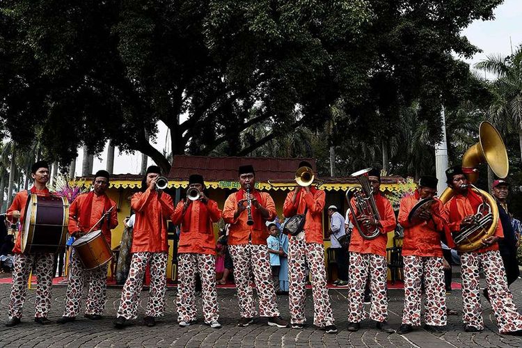 Foto dirilis Rabu (24/7/2019), memperlihatkan kelompok musik memainkan Tanjidor saat Lebaran Betawi di Monas, Jakarta. Lebaran Betawi yang telah berlangsung ke-12 kalinya ini untuk pertama kalinya digelar di Monas pada tahun ini, menampilkan berbagai kesenian, kuliner, hingga rumah khas Betawi