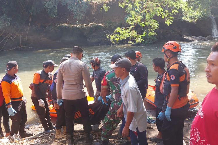 Proses evakuasi jenazah Sutrisno yang hanyut di Sungai Bondoyudo