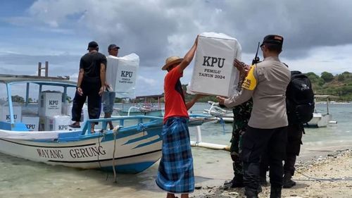 KPU Lombok Barat Gunakan Perahu untuk Distribusikan 25 Kotak Suara ke Lokasi Terjauh di Gili