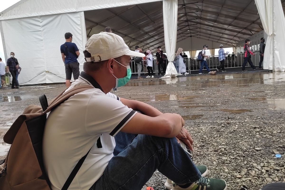 saat Andik duduk termenung karena tiketnya diambil orang