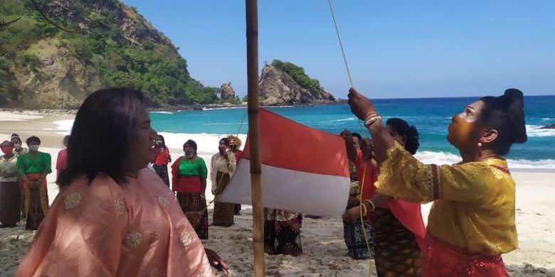 Mayora bersama teman-teman komunitas transpuan Fajar Sikka mengadakan gladiresik perayaan HUT ke-75 RI