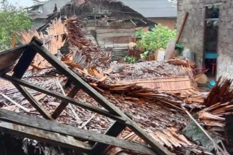 ANgin puting beliung menjerjang Desa Waeteba, Kecamatan Waesama, Kabupaten Buru Selatan, Maluku pada Selasa (7/9/2021). Akibat kejadian itu lima rumah warga di desa itu mengalami kerusakan parah