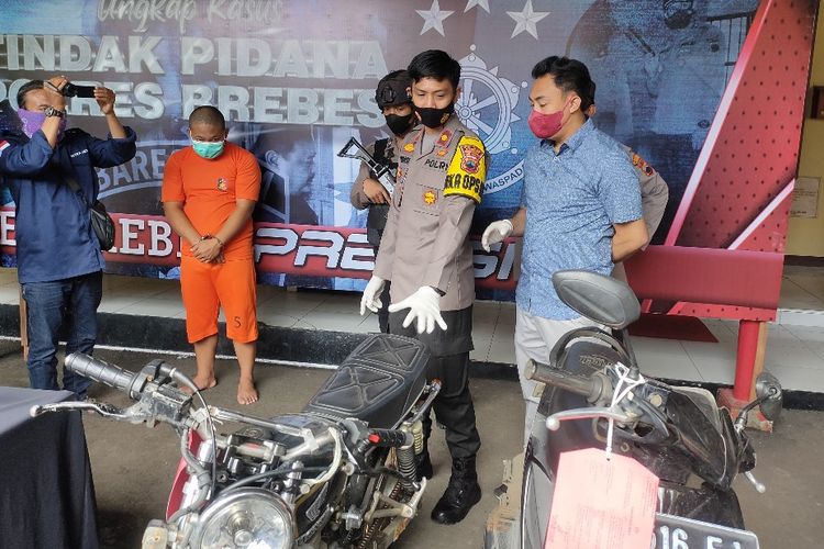 Waka Polres Brebes, Kompol Arwansa didampingi Kasatreskrim AKP Syuaib Abdullah menunjukan barang bukti motor custom yang dicuri seorang pemuda saat konferensi pers di Mapolres Brebes, Kamis (17/2/2022). 