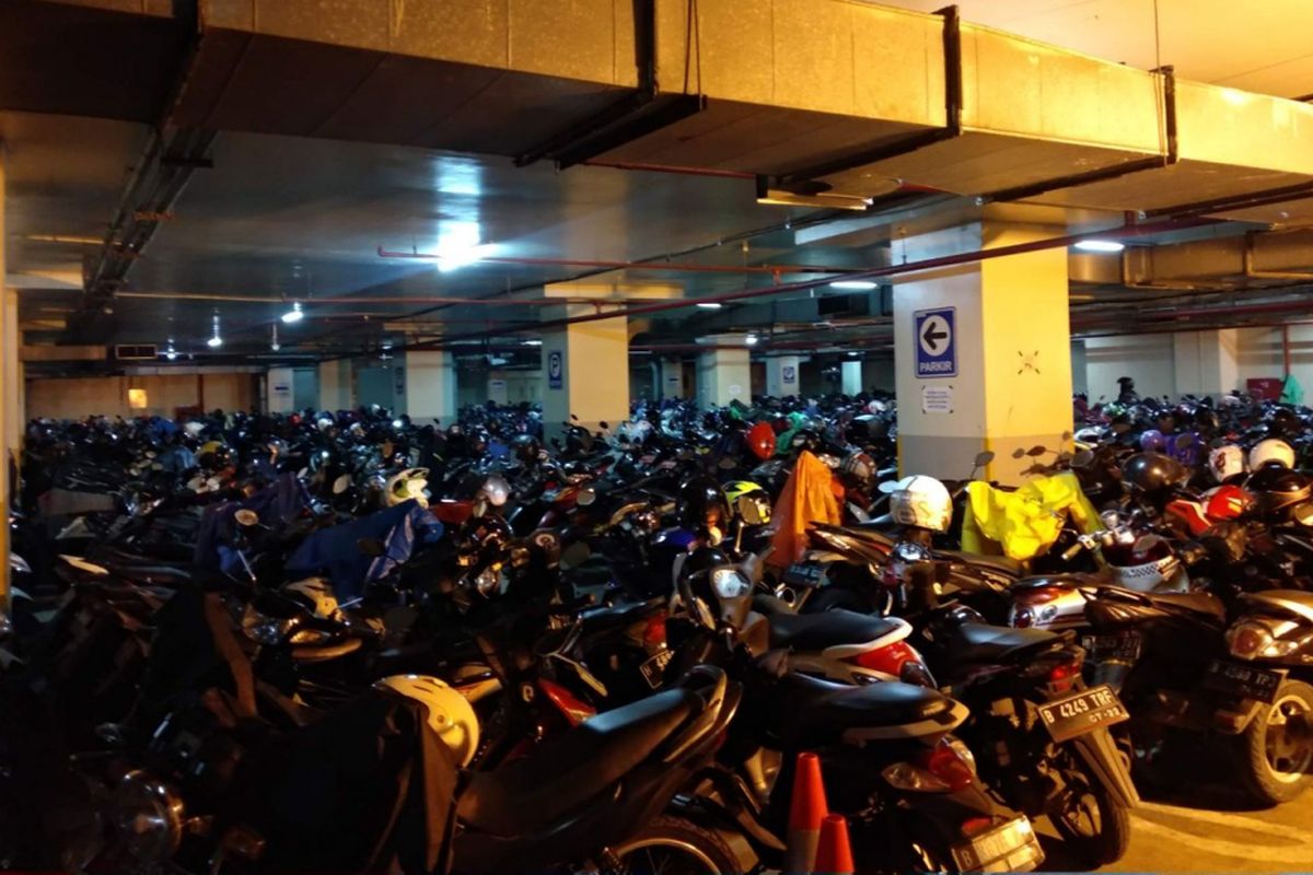 Parkiran basement Gedung DPRD DKI Jakarta yang dikeluhkan semakin penuh, Kamis (10/1/2019).