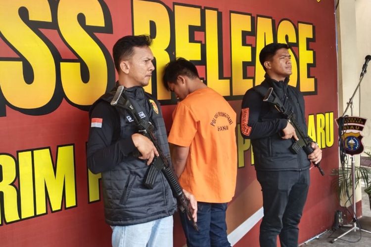 Polresta Pekanbaru, Riau, saat konferensi pers penangkapan seorang pelaku pembunuh, Rabu (6/3/2024).
