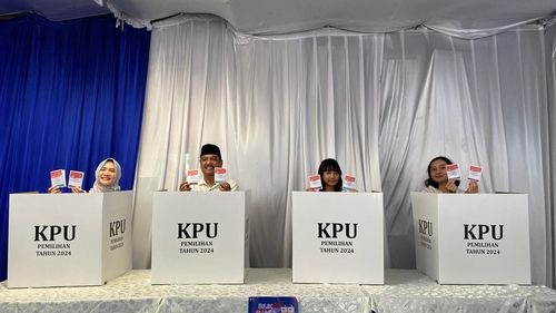 Momen Yoyok Nyoblos di TPS 01 Wonotingal Semarang, Lakukan Ritual dan Sapa Warga