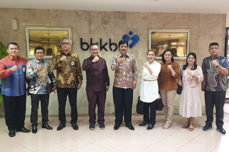 Kepala Badan Kependudukan dan Keluarga Berencana Nasional (BKKBN) dr Hasto Wardoyo saat menerima audiensi Bupati Nias Barat Khenoki Waruwu di ruang Sekretariat Stunting BKKBN Pusat, Jakarta, Rabu (24/1/2024). 