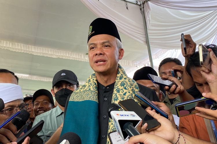 Calon presiden nomor urut 3 Ganjar Pranowo memberikan keterangan pers seusai berkunjung Pesantren Roudlotussolihin, Lampung Selatan, Senin (22/1/2024).