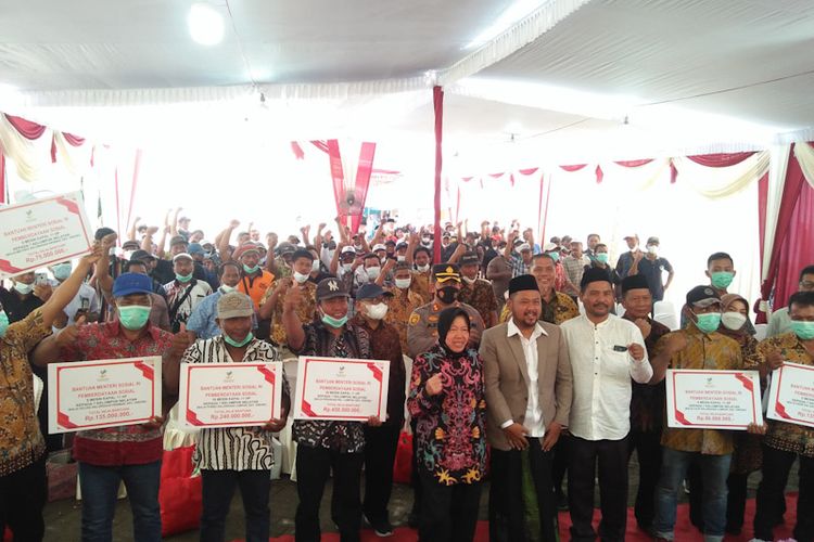 Menteri Sosial Tri Rismaharini dan Bupati Gresik Fandi Akhmad Yani (tengah), saat agenda penyaluran bantuan mesin perahu kepada nelayan di Bale Purbo, Gresik, Jawa Timur, Sabtu (22/10/2022).