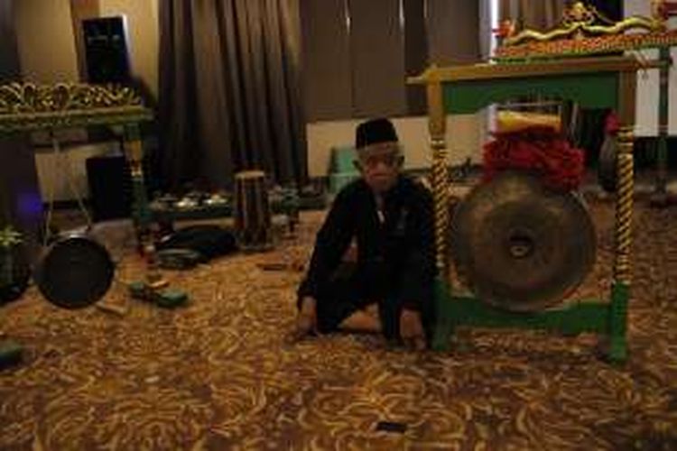 Pewaris Gong Si Bolong, Buang Jayadi di sebelah warisan alat musik gongnya saat tampil di Hotel Santika Depok, Jawa Barat, Sabtu (3/9/2016). Gong Si Bolong konon ditemukan sejak abad ke-16 di pinggir Kali Krukut.