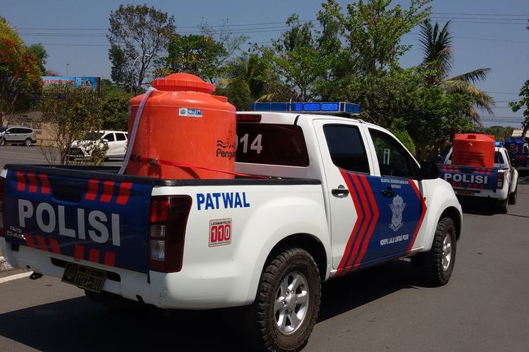 Selain pemerintah, banyak perusahaan maupun perorangan ikut membantu menyalurkan air bersih. Termasuk jajaran Satuan Lalu Lintas Kepolisian Resor Kulon Progo, DI Yogyakarta. Mereka menyalurkan 64.000 liter air bersih ke wilayah sisi utara Kulon Progo, utamanya Kokap dan Girimulyo, sejak Selasa (10/9/2019).