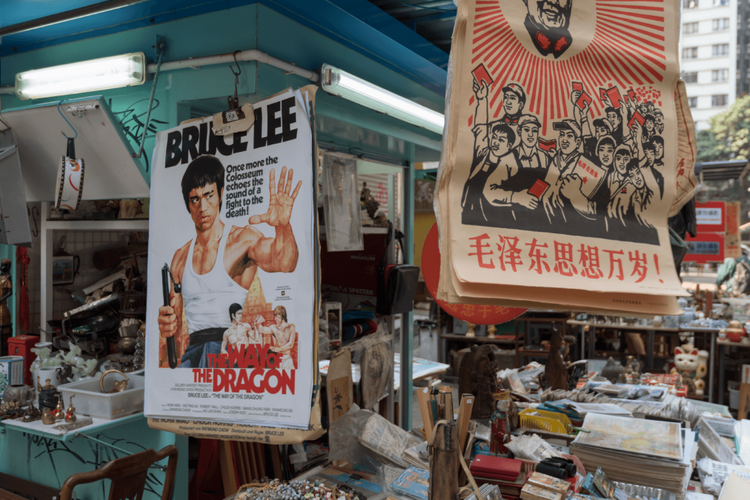 Barang-barang yang dijual di Upper Lascar Row atau Cat Street di Hong Kong (dok. https://www.travelodgehotels.asia/).