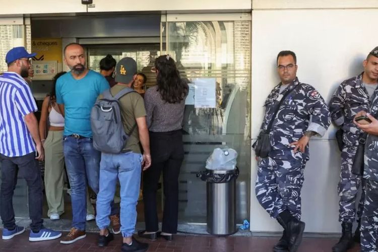 Aparat keamanan berjaga-jaga di luar satu kantor cabang Byblos Bank di Antelias, di utara Beirut.