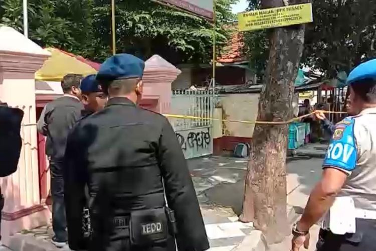 Sebuah benda mencurigakan ditemukan di depan Sekolah Siloam, Jalan Kartini, Depok, Jawa Barat pada Selasa (24/12/2019) sekitar pukul 08.30 WIB. 