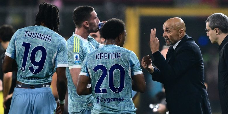 Pelatih Juventus asal Italia, Luciano Spalletti, berbicara dengan para pemainnya pada laga Serie A Italia antara Cremonese dan Juventus di Stadion Giovanni Zini di Cremona pada 1 November 2025.