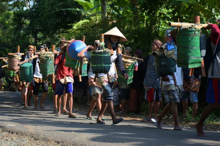 Anak putu Bonokeling dari berbagai wilayah di Cilacap, Jawa Tengah berjalan kaki menuju Desa Pekuncen, Kecamatan Jatilawang, Kabupaten Banyumas, Jawa Tengah, Kamis (25/4/2019)