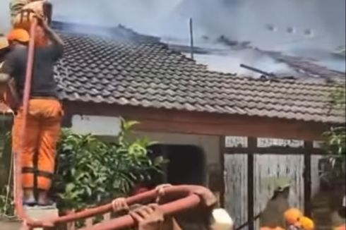 Rumah di Grogol Terbakar, 10 Unit Mobil Damkar Dikerahkan untuk Padamkan Api