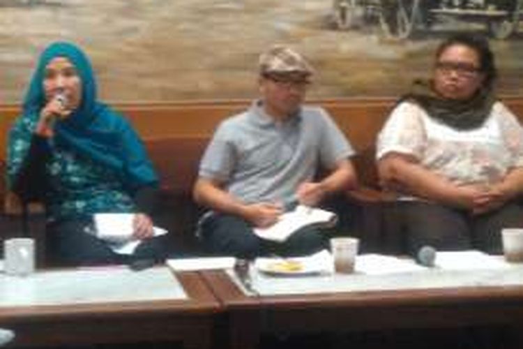 Luluk Uliyah Direktur Epistema Institute (kiri) dan Dahniar Adriani Direktur Perkumpulan HuMa Indonesia (kanan) dalam jumpa pers di Cikini, Jakarta, Kamis (5/1/2017)