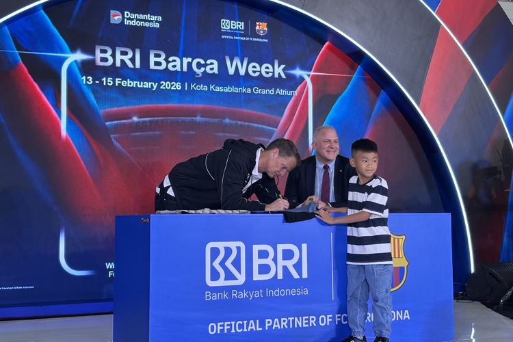 legenda Barcelona, Frank de Boer memberikan tanda tangan kepada seorang penggemar yang hadir dalam peluncuran kartu debit BRI edisi spesial Barcelona di Jakarta, Sabtu (14/2/2026).