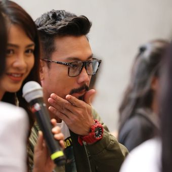 Denny Sumargo dengan jam tangan G-Shock GA700.