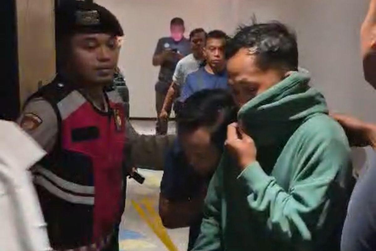 Petugas menangkap pelaku pesta seks sejenis di hotel Surabaya, Minggu (19/10/2025) dini hari.