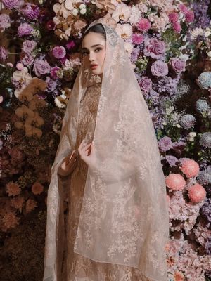 Gaya pengajian Syifa Hadju tampil anggun dalam nuansa pastel lembut. Intip 6 detail style yang elegan.