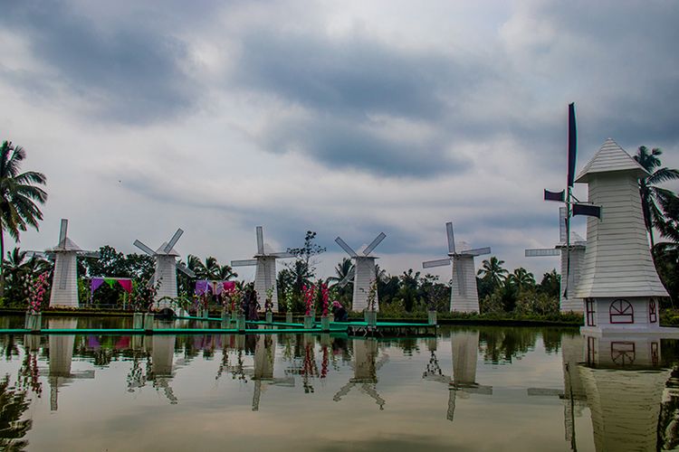 Ornamen Kincir Angin yang Instagramable di Taman Bunga Alamanda, Sleman, Yogyakarta.