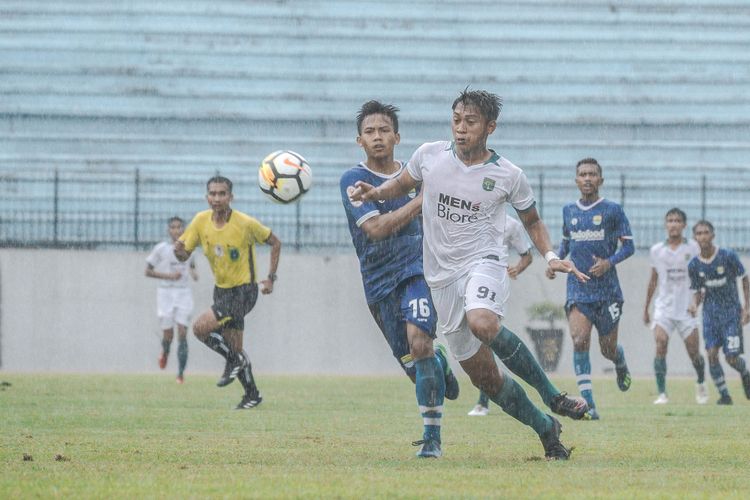 Pemain Persebaya U-19 dan Persib U-19 berduel dalam laga kedua babak delapan besar Liga 1 U-19 di Stadion Moch Soebroto, Magelang, Jawa Tengah, Jumat (9/11/2018).