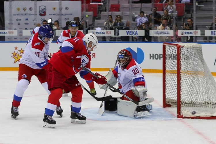 Presiden Rusia Vladimir Putin (seragam nomor 11) saat tampil dalam pertandingan eksebisi hoki es di Sochi, Jumat (10/5/2019).
