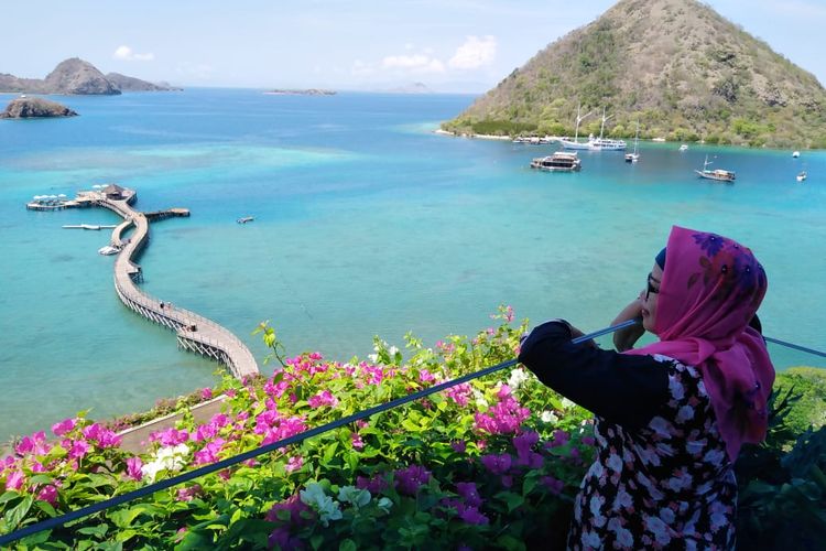 Salah satu pemandagan alam yang memanjakan mata wisatawan domestik dari salah satu penginapan di Labuan Bajo, NTT.