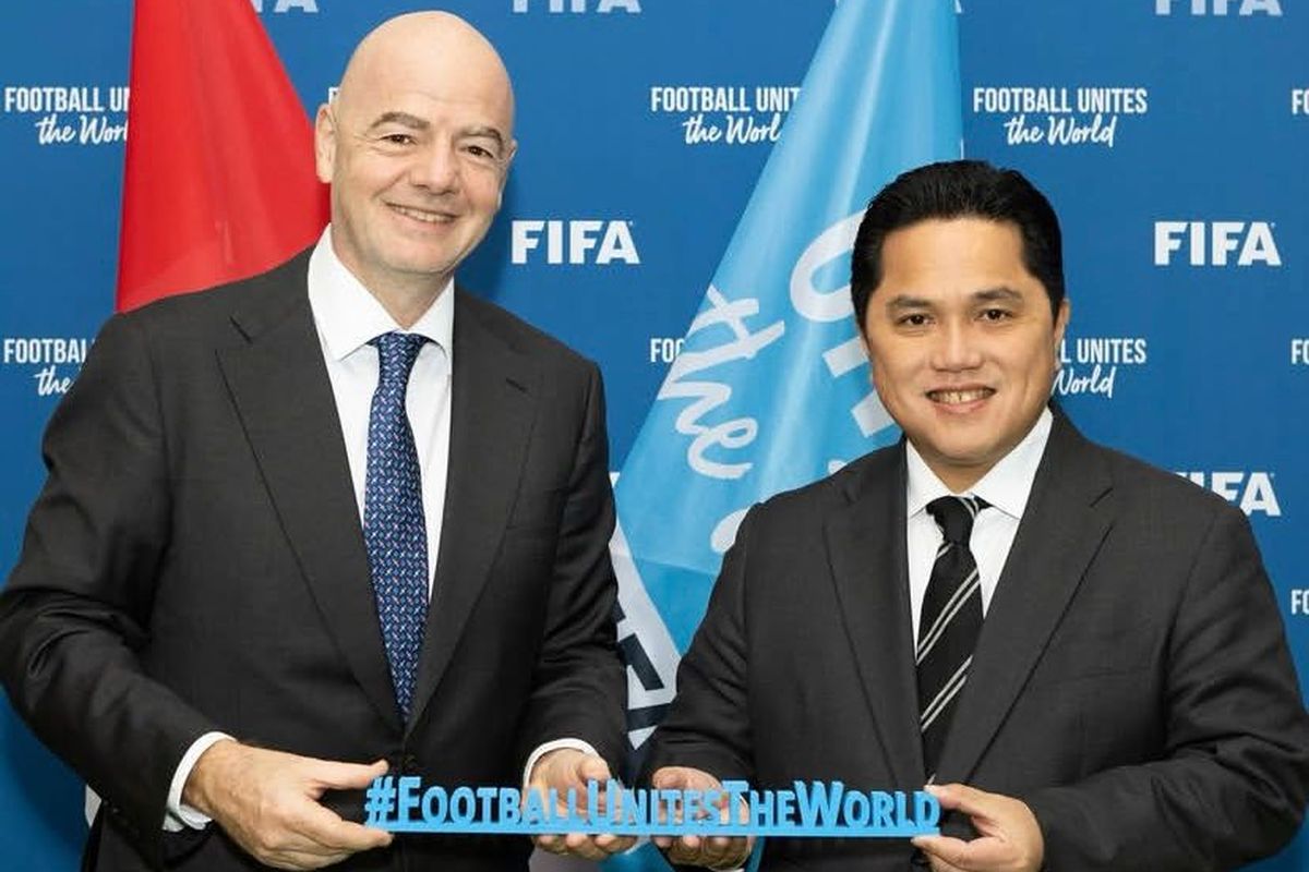 Presiden FIFA Gianni Vincenzo Infantino dan Ketua Umum PSSI Erick Thohir foto bersama.