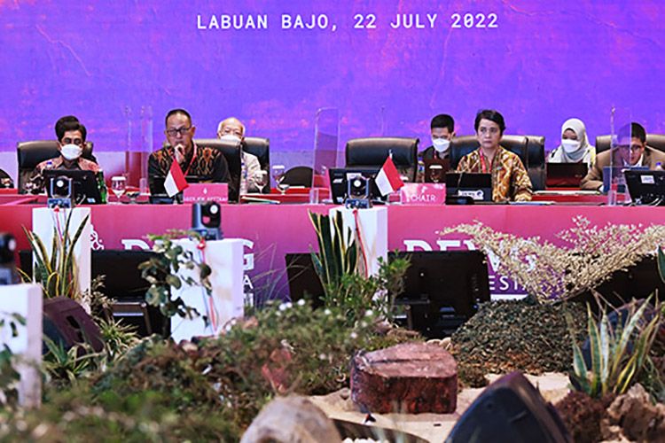 Chair of  Digital Economy Work Group (DEWG) Presidensi G20 Indonesia, Mira Tayyiba (kanan) didampingi oleh Dirjen Aptika Kementrian Komunikasi dan Informasi Samuel Abrijani Pangerapan dalam pertemuan ketiga di Labuan Bajo, Manggarai Barat, Nusa Tenggara Timur, Jumat (22/07/2022). Kominfo/Pey Hardi Subiantoro