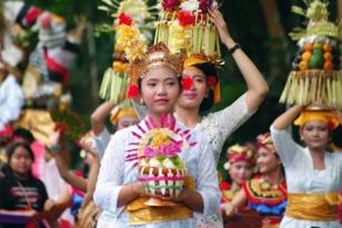 Peserta karnaval Festival Bunga dan Buah Nusantara (FBBN) 2015 berjalan mengelilingi Kebun Raya Bogor, Minggu (29/11/2015). Puncak FBBN 2015 dimeriahkan oleh 10 mobil hias, enam grup marching band, 55 pertunjukkan properti dan kostum, serta lebih dari 10.000 peserta berkeliling Bogor mengkampanyekan kecintaan terhadap bunga dan buah nusantara. 