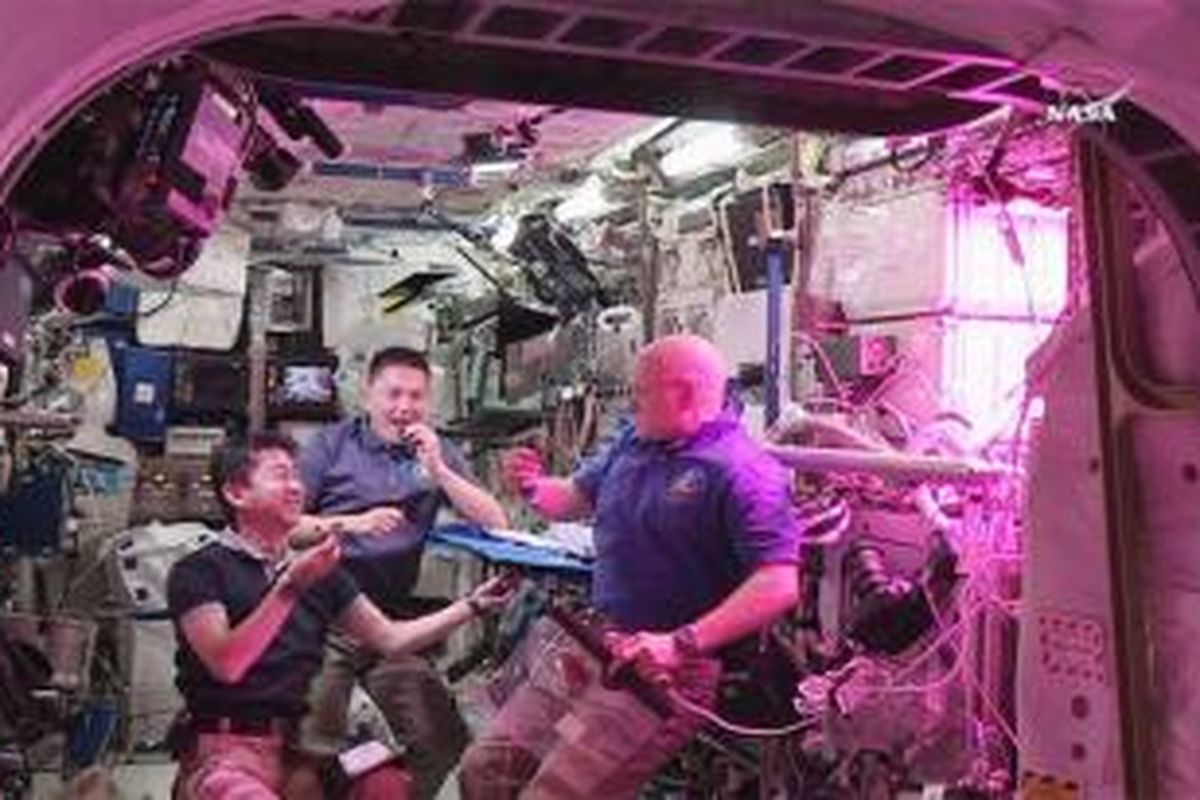 Kjell Lindgren (tengah) and Scott Kelly (kanan) and Kimiya Yui (kiri) of Japan memakan hasil pertanian pertama di luar angkasa pada Senin (10/8/2015). 