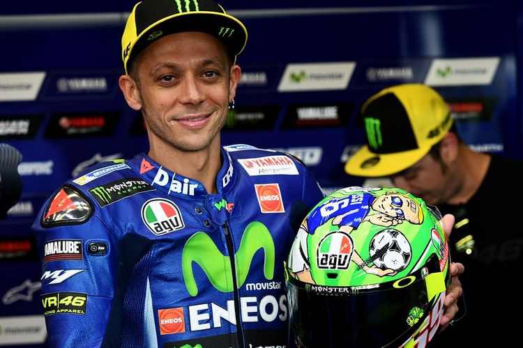 Pebalap Movistar Yamaha MotoGP asal Italia, Valentino Rossi, mempertontonkan helm khusus yang dia pakai pada GP Italia di Sirkuit Mugello, Sabtu (3/6/2017).