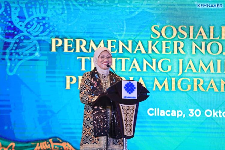 Menteri Ketenagakerjaan (Menaker) Ida Fauziyah saat memberikan Sosialisasi Permenaker Nomor 4 Tahun 2023 tentang Jaminan Sosial Pekerja Migran Indonesia di Cilacap, Jawa Tengah (Jateng), Senin (30/10/2023).

