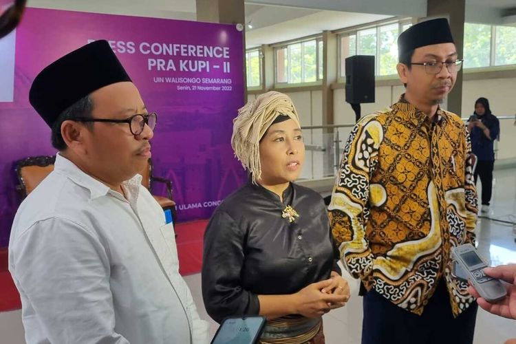 Penyelenggara menghadiri konferensi pers par-KUPI 2 di UIN Walisongo, Semarang, Senin (21/11/2022).