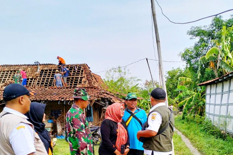 Suasana kerja bakti dampak angin kencang di Kecamatan Penawangan, Kabupaten Grobogan, Jawa Tengah, Rabu (10/1/2024) pagi.
