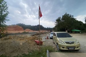 Menengok Bendera Merah Putih di Titik Nol Indonesia-Malaysia, Mobil Pelat Malaysia Berjejer