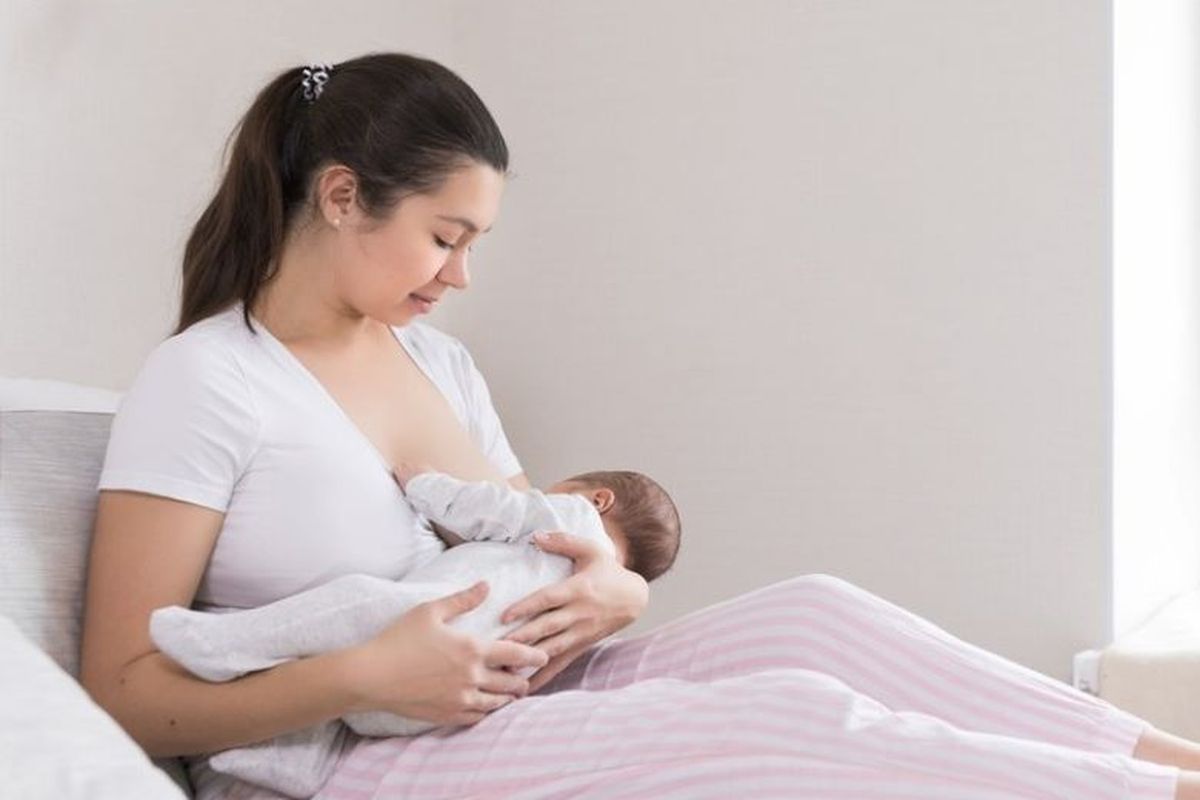 Menyusui sedini mungkin dan memberikan ASI eksklusif kepada bayi dapat menurunkan risiko stunting pada bayi. 