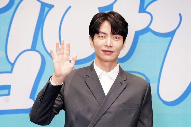 Aktor Lee Min Ki di Konferensi Pers Drama Behind Your Touch yang Disiarkan Secara Daring, Kamis (10/8/2023)