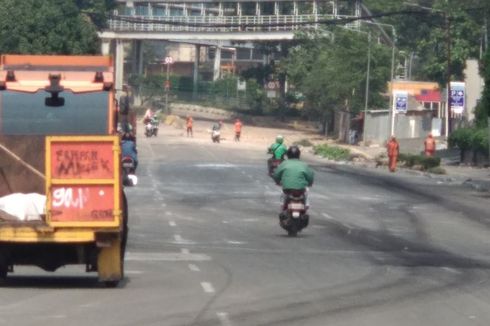 Pasukan Oranye Bersihkan Puing-puing Aksi Massa di Tanah Abang