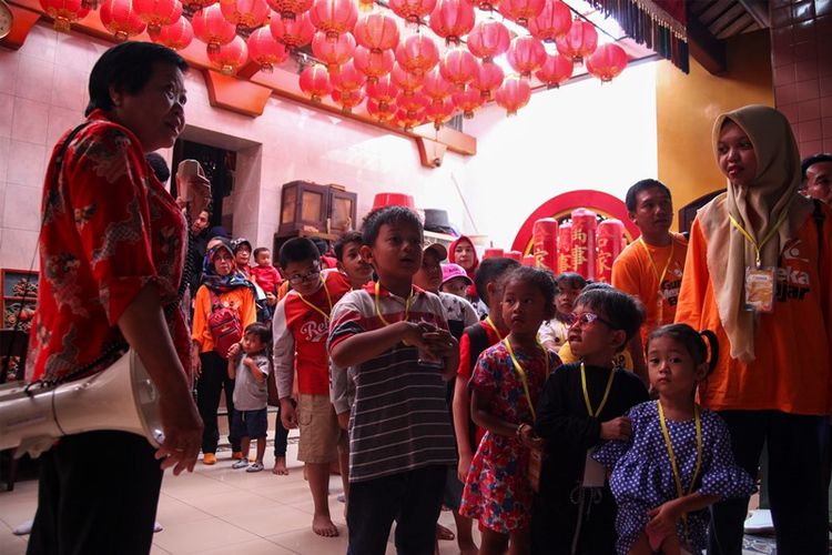Sejumlah anak mengunjungi Klenteng Tien Kok Sie pada acara Piknik Anak Hebat di Solo, Jawa Tengah, Minggu (22/7/2018). Kegiatan yang diisi dengan mengunjungi tempat-tempat ibadah di Solo tersebut digelar untuk memperingati Hari Anak Nasional sekaligus toleransi keberagaman agama dan kepercayaan di Indonesia. 