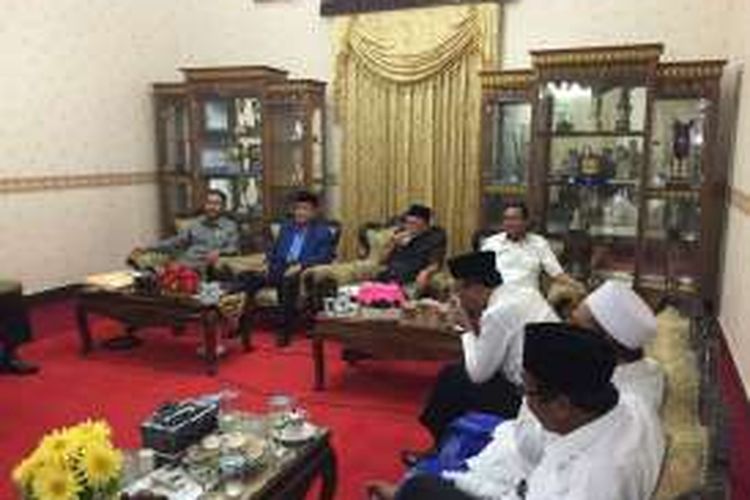 Pertemuan Bupati dan Wakil Bupati serta Ketua DPRD dan ulama Madura untuk membentuk Provinsi Madura di rumah Dinas Bupati Pamekasan, Senin (3/10/2016).