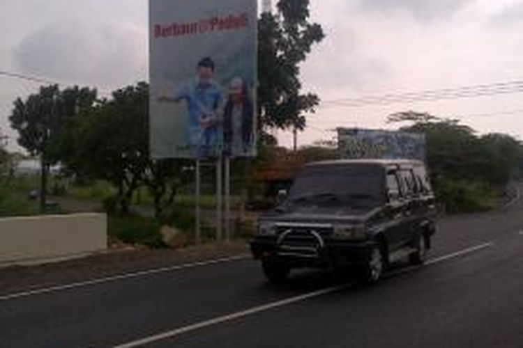 Baliho bergambar caleg di simpang tiga Slempek, Desa Montok, Kecamatan Larangan, mengganggu pengendara dan sering menyebabkan kecelakaan.