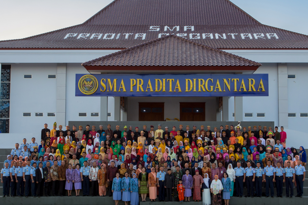 Alm BJ Habibie, Panglima TNI Marsekal Hadi Tjahjanto, KSAU Marsekal Yuyu Sutisna dan civitas akademika SMA Pradita Dirgantara foto bersama.