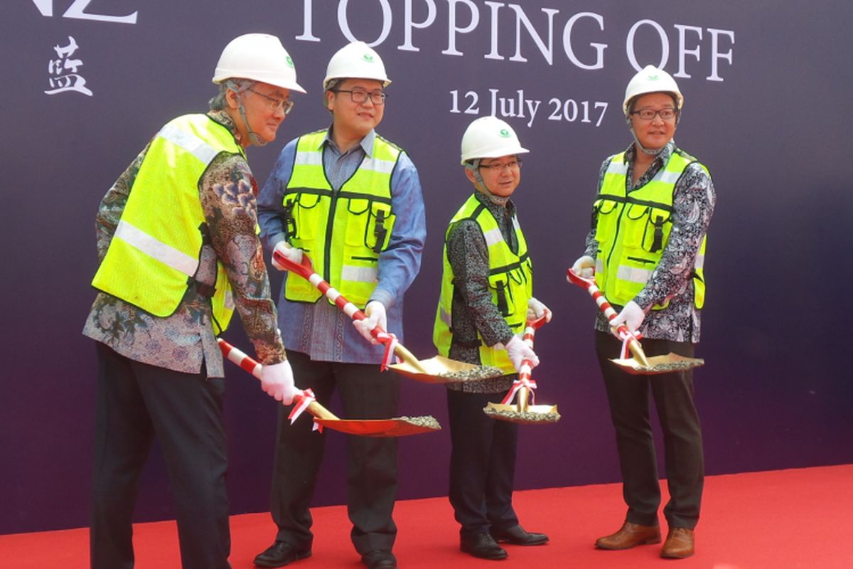 (Dari kiri-kanan) Duta Besar Jepang untuk Indonesia Masafumi Ishii, Group CEO Sinarmas Land Michael Widjaja, Vice Chairman of Tokyu Land Corporation Histoshi Uemura dan Head of ASEAN Real Estate Dept. of Mitsubishi Corporation Hidetoshi Suzuki saat topping off BRANZ BSD di BSD City, Selasa (12/7/2017).