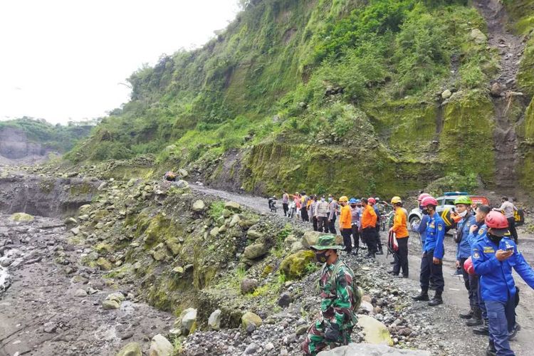 Petugas gabungan masih mencari sopir truk yang diduga hanyut terbawa arus lahar hujan Gunung Merapi di Sungai Bebeng, Kecamatan Srumbung, Kabupaten Magelang, Kamis (2/12/2021).