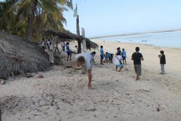 Wisatawan asing besama pelajar, wartawan dan OJK sedang membersihkan sampah di Pantai Nemberala, Kabupaten Rote Ndao, Nusa Tenggara Timur