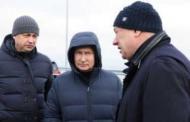 Presiden Rusia Vladimir Putin, diapit oleh Wakil Perdana Menteri Marat Khusnullin (kanan), mengunjungi Jembatan Selat Kerch, juga dikenal sebagai Jembatan Crimea pada 5 Desember 2022. Pada perang Rusia-Ukraina hari ke-293, sekitar 70 negara dan lembaga di seluruh dunia, Selasa, menjanjikan lebih dari 1 miliar euro (1,05 miliar dollar AS) dalam bentuk bantuan segera agar rakyat Ukraina melewati musim dingin yang brutal akibat serangan Rusia.